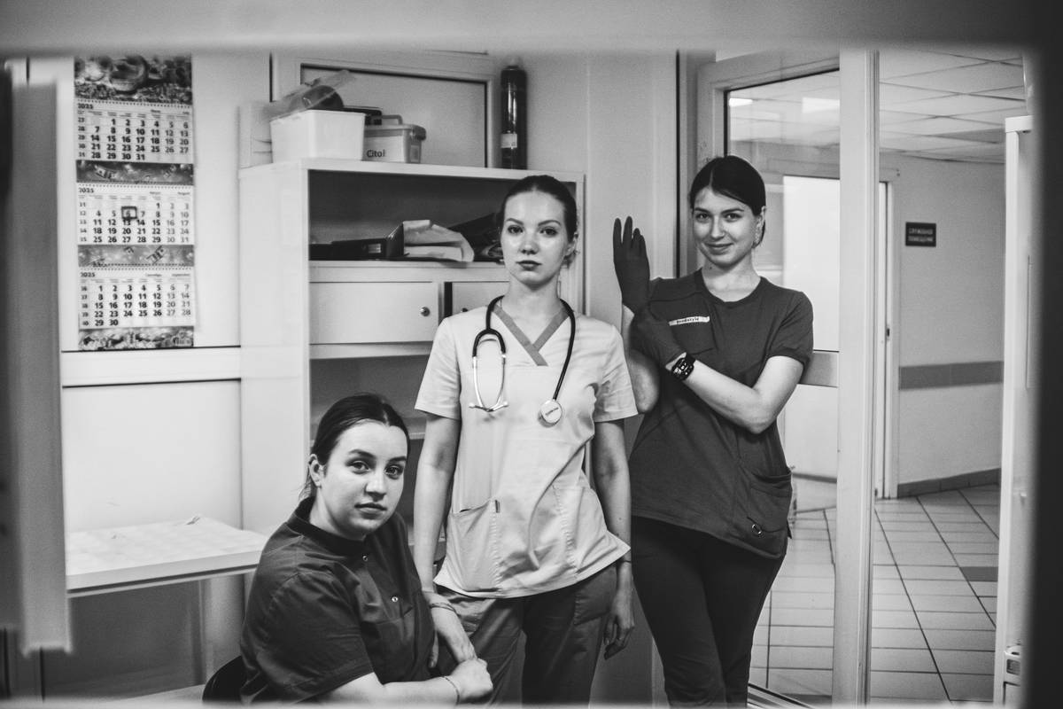 Diverse healthcare team consulting with patients, showing cultural competence benefits in healthcare